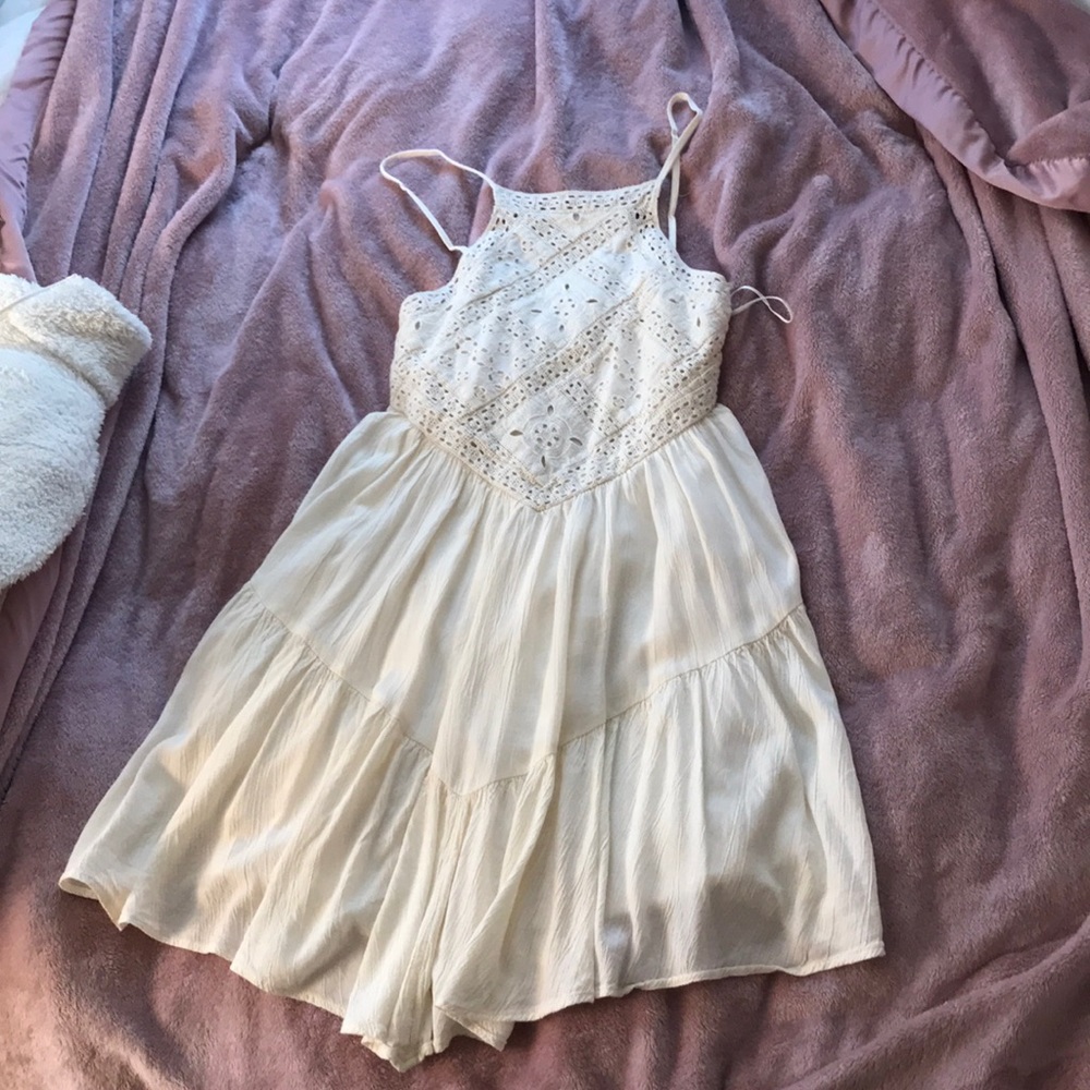 super cute dress!